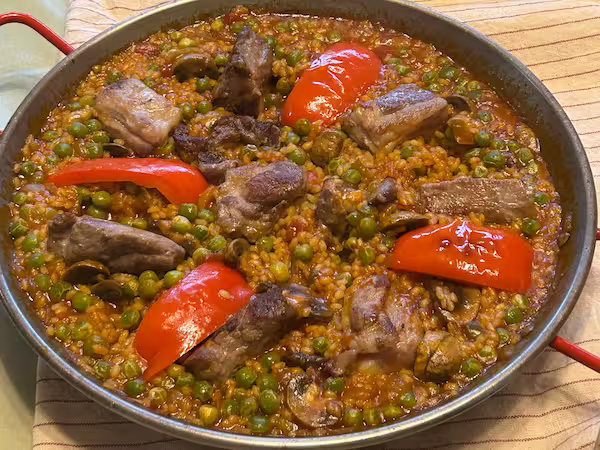 豚スペアリブのパエリア ― サフラン香るスペイン内陸部の米料理