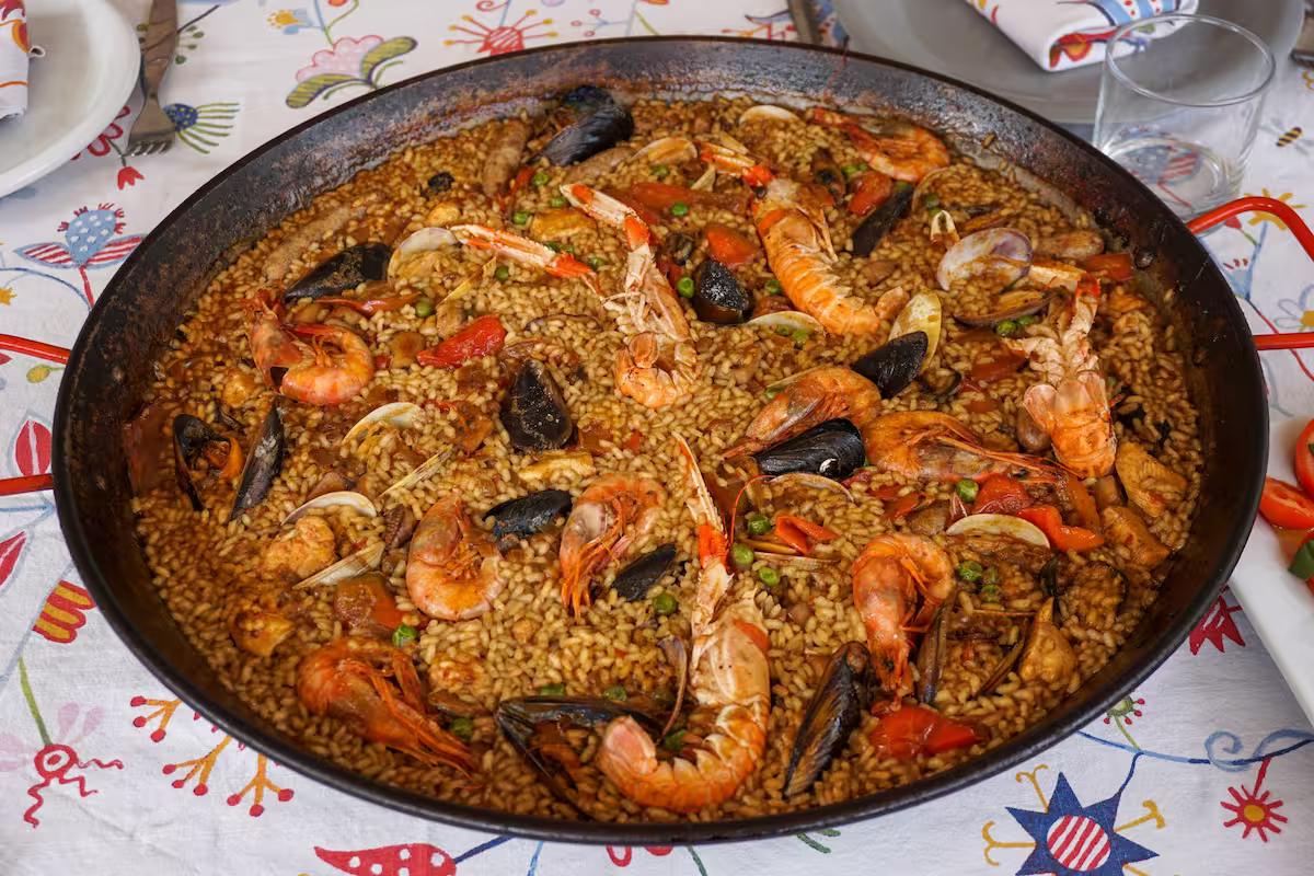 Paella de marisco servida en una paellera para un evento especial