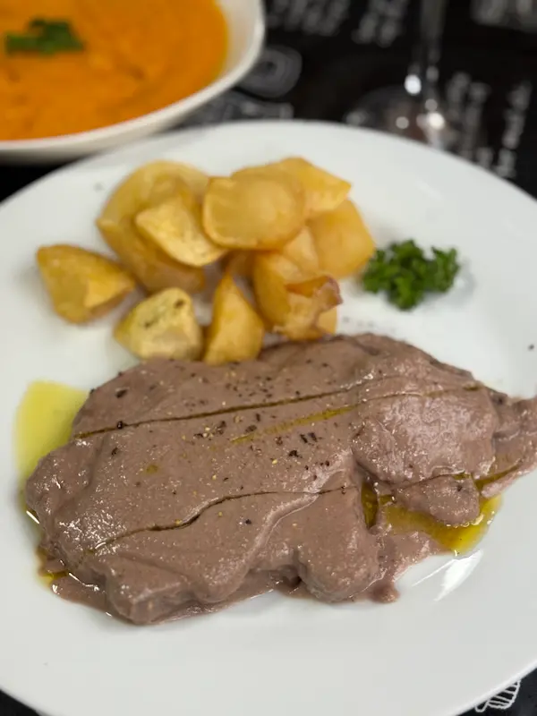 牛肉のアーモンドソース ポテト添え｜スペイン風牛肉とアーモンドソース